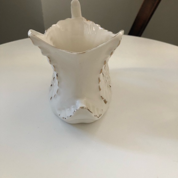 Vintage swan planter off white with painted detail. - Picture 3 of 4